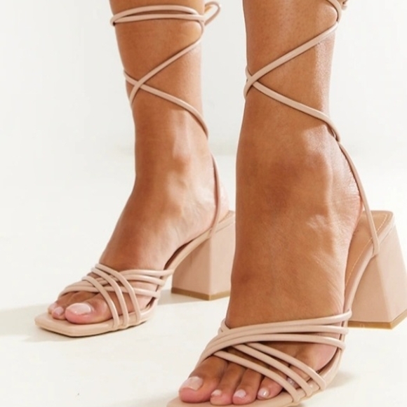 NWT PrettyLittleThing‎ Womens Sandals Strappy Square Chunky Block Heel White - Picture 1 of 11